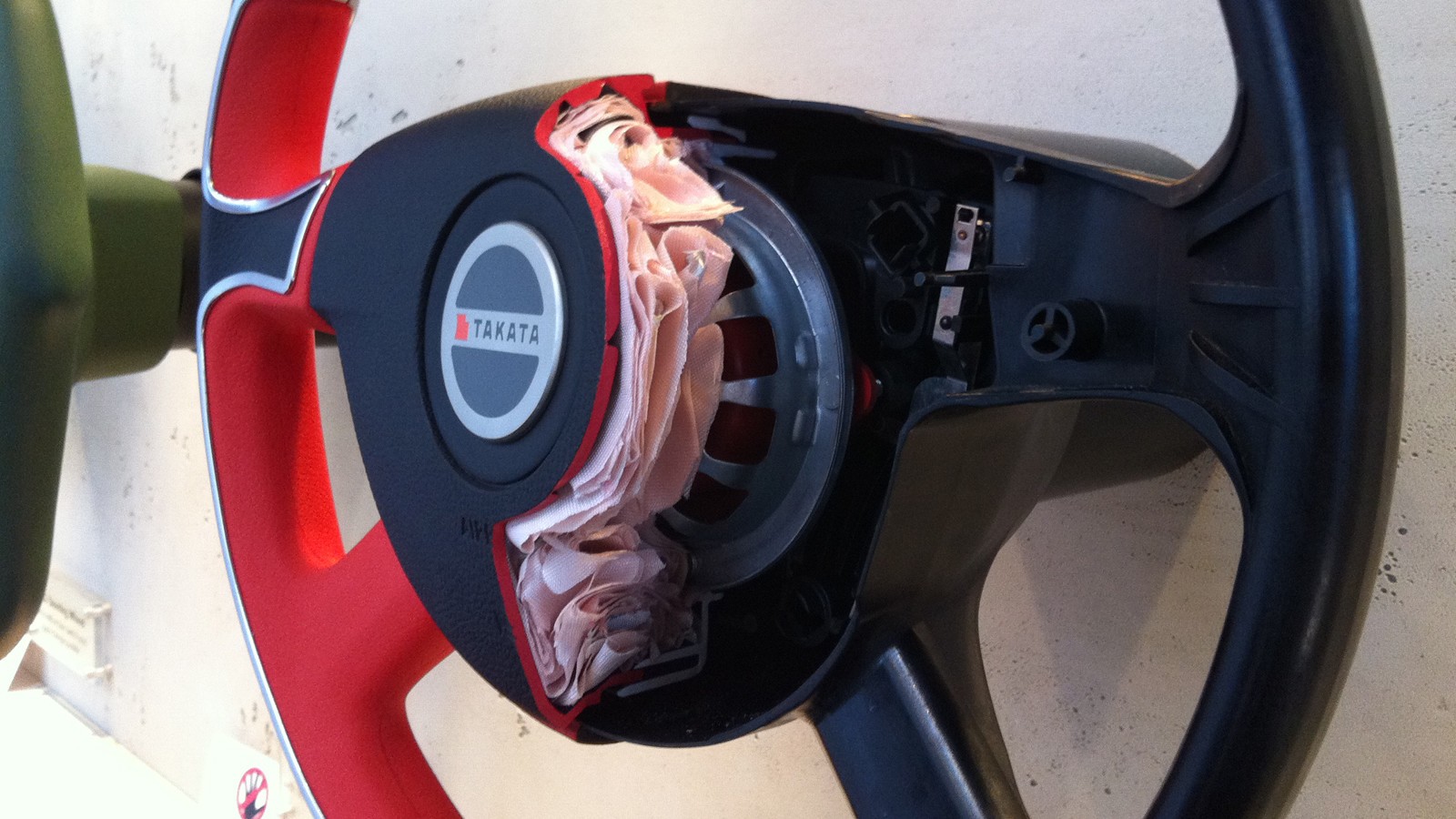 Driver_airbag_stored.jpg-wiki-1600x0-c-default