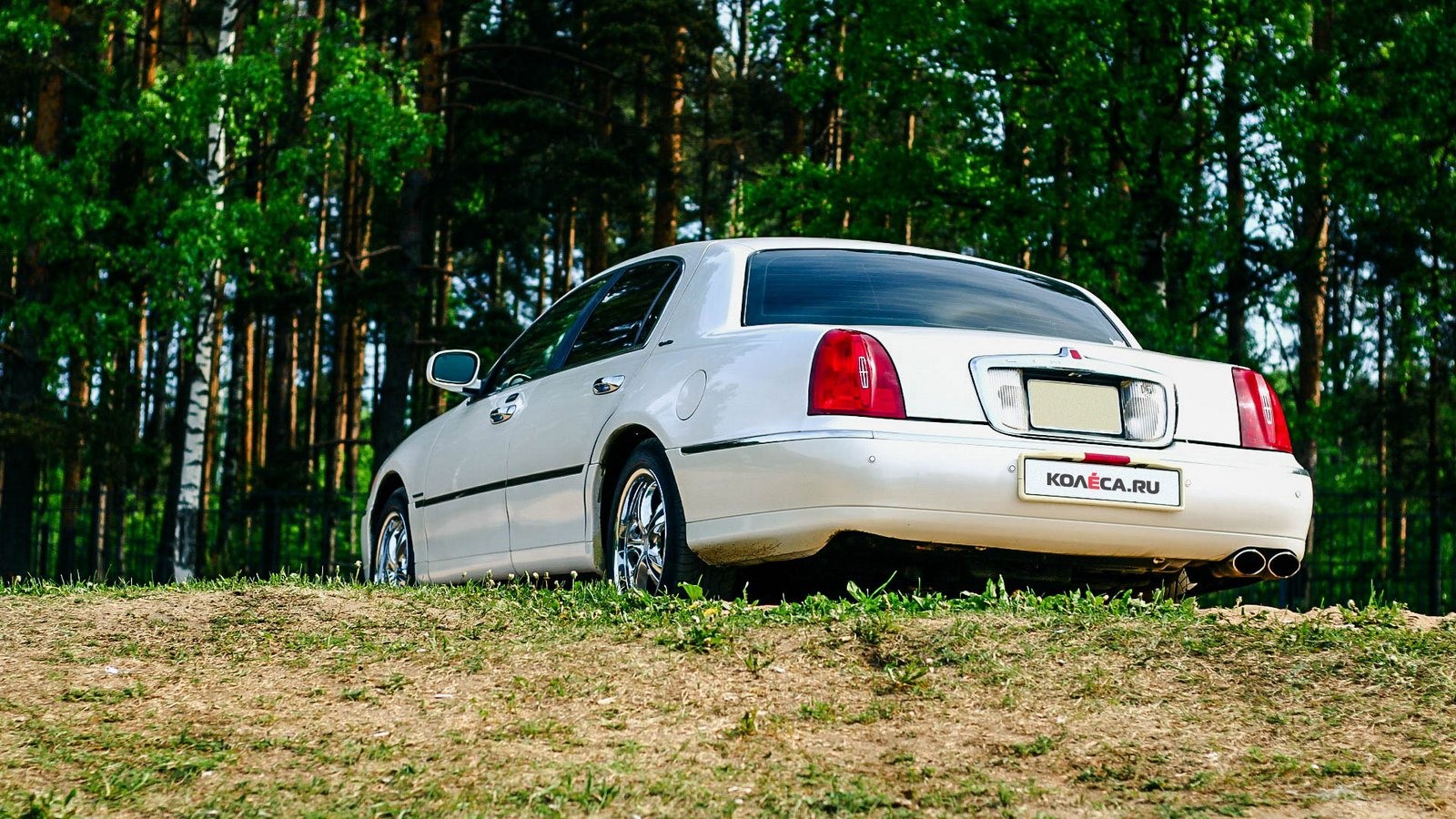 Lincoln Town Car III сзади (3)