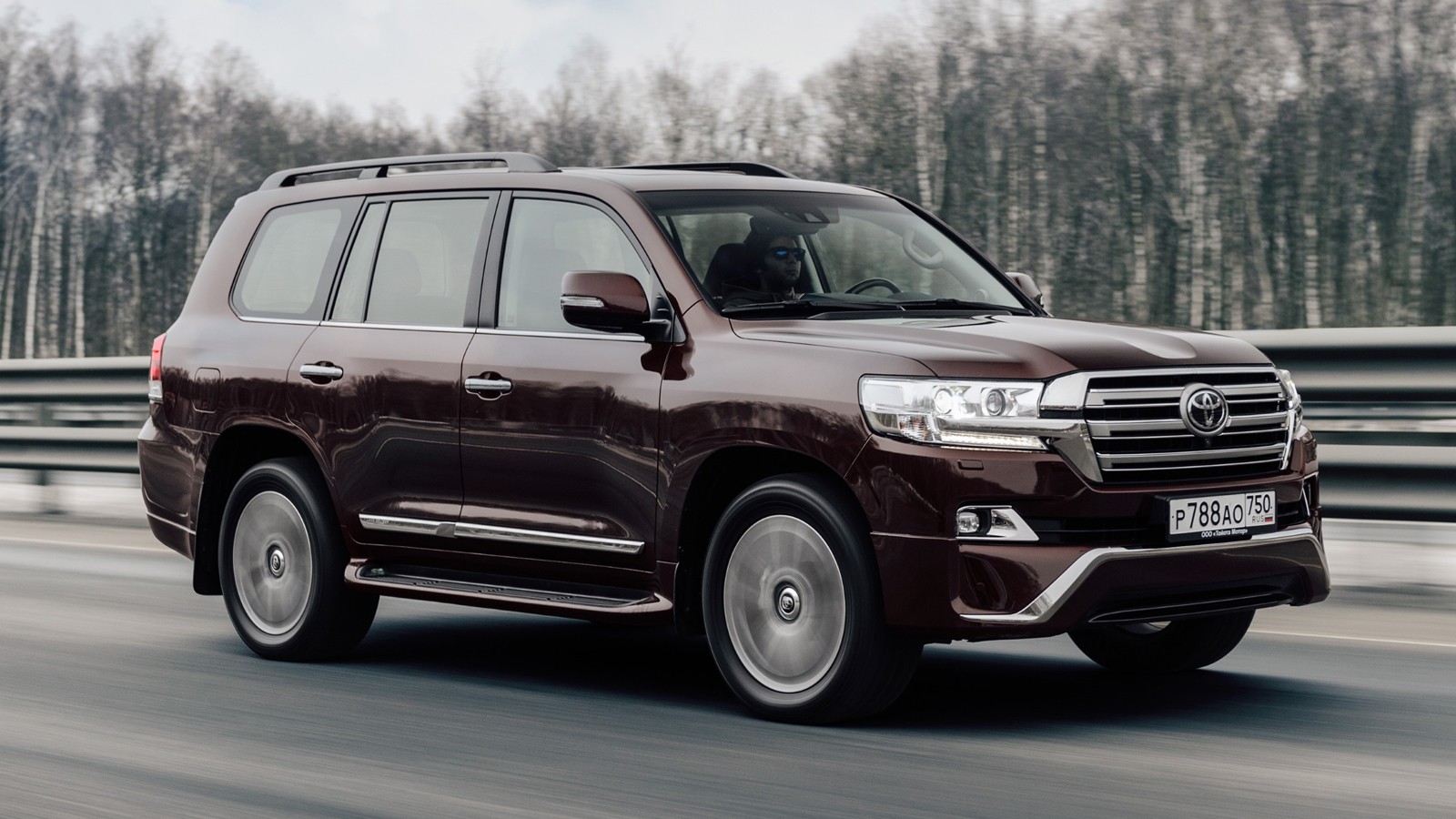 На фото: Toyota Land Cruiser 200