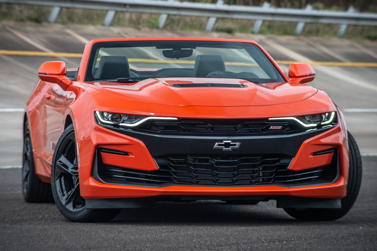 Вот эту чёрную пасть Camaro образца 2018 года публика категорически отвергла – пришлось срочно делать ещё один рестайлинг.