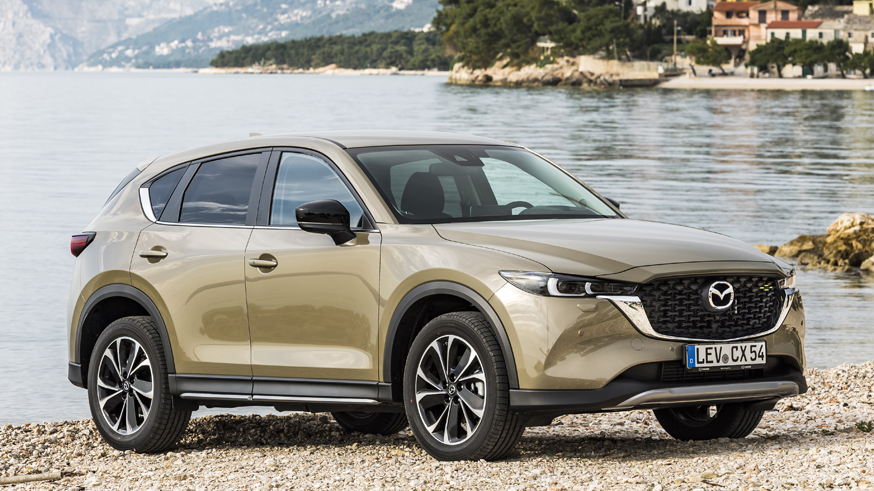 На фото: актуальный кроссовер Mazda CX-5
