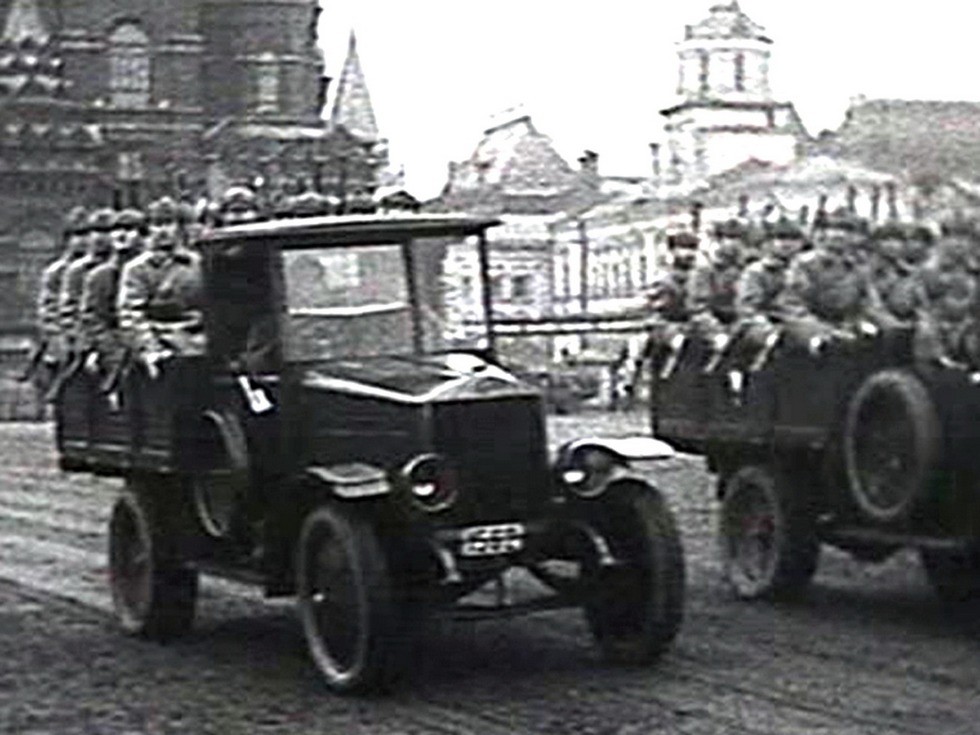 Автомобили АМО-Ф-15 на военном параде на Красной площади (кинокадр)