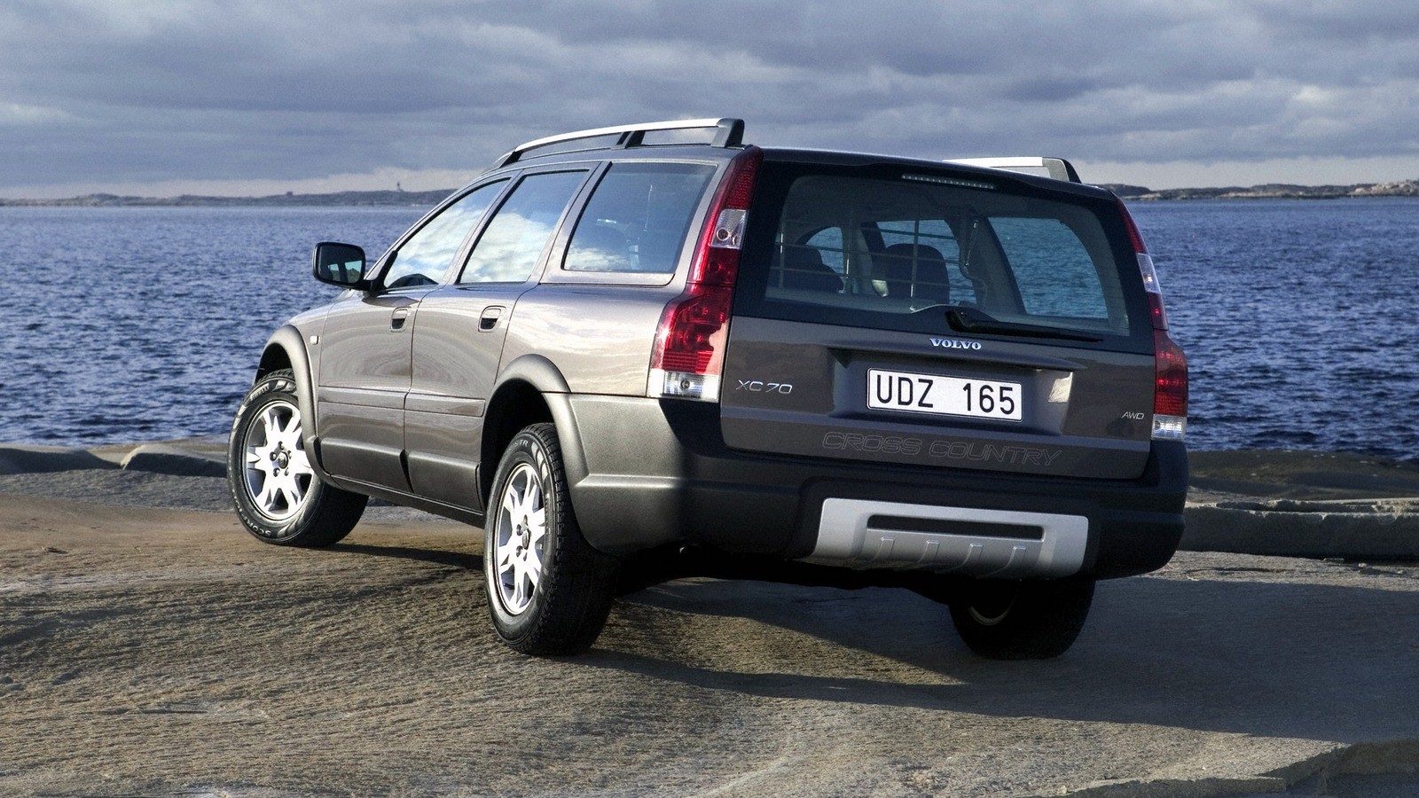 Volvo XC70 вид сзади