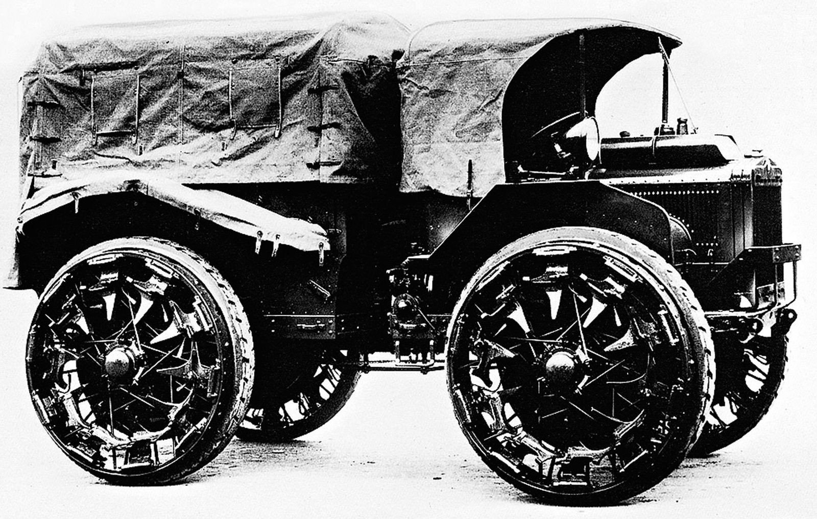 Электрогибриды, вращающиеся рамы и огромные колёса: самые необычные авто Второй мировой