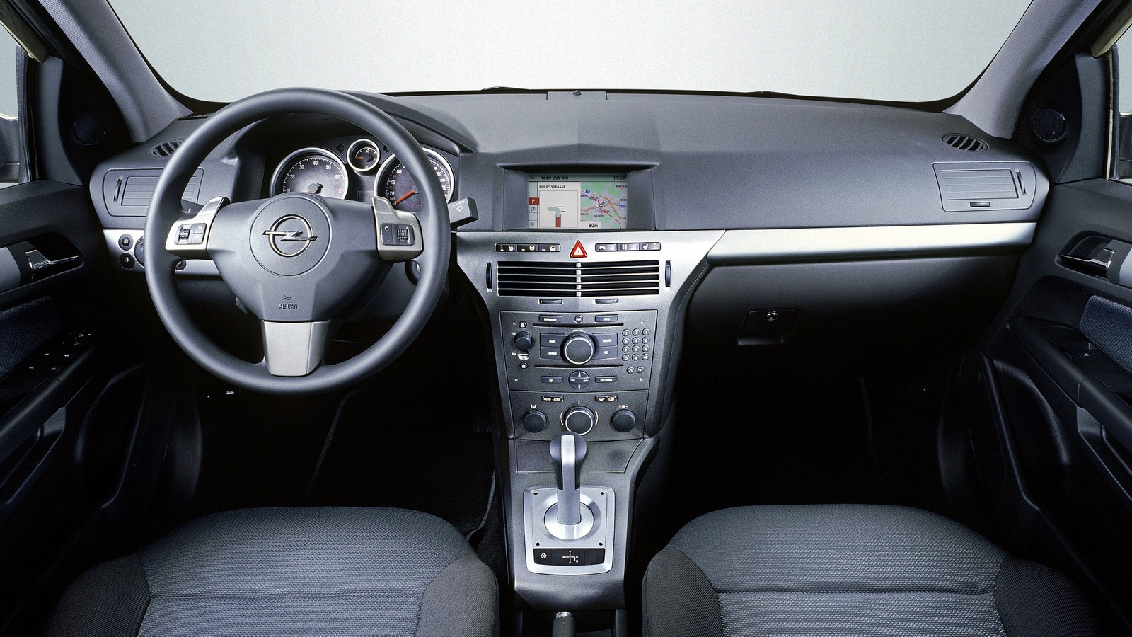 На фото: Торпедо Opel Astra Sedan (H) '2007–14