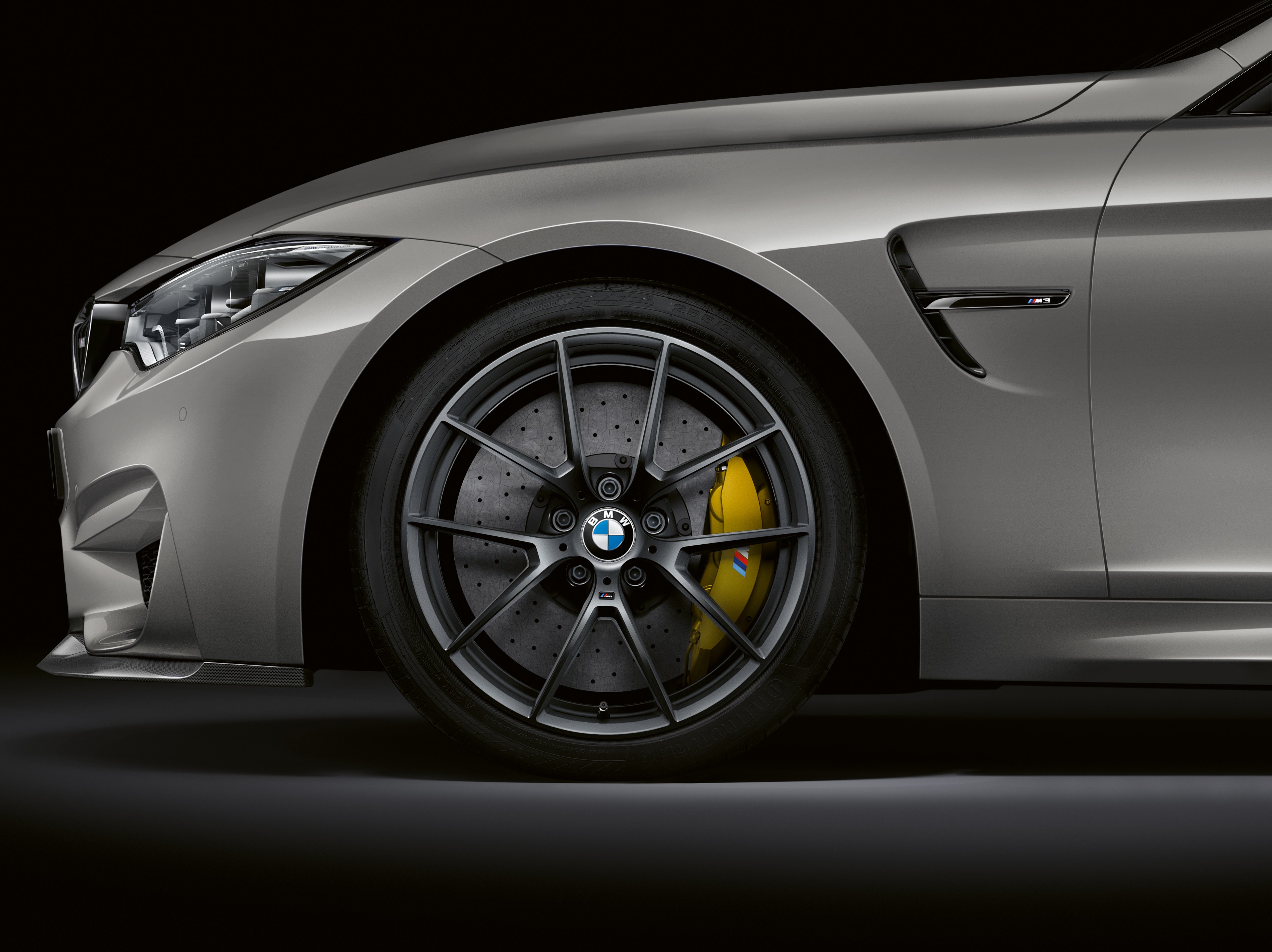 P90283549_highRes_the-bmw-m3-cs