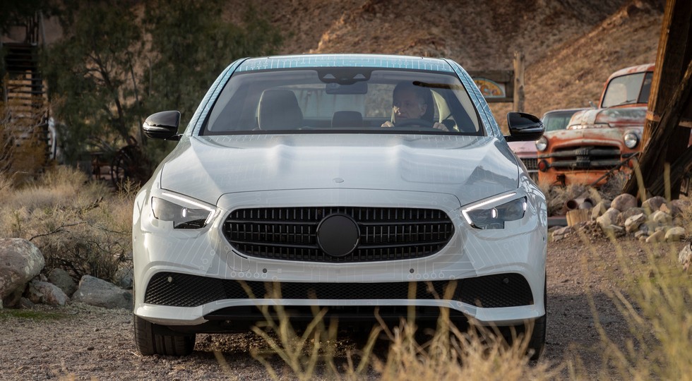 Mercedes E-Class блеснул новой оптикой: с «дешёвым» C-Class уже не перепутаешь