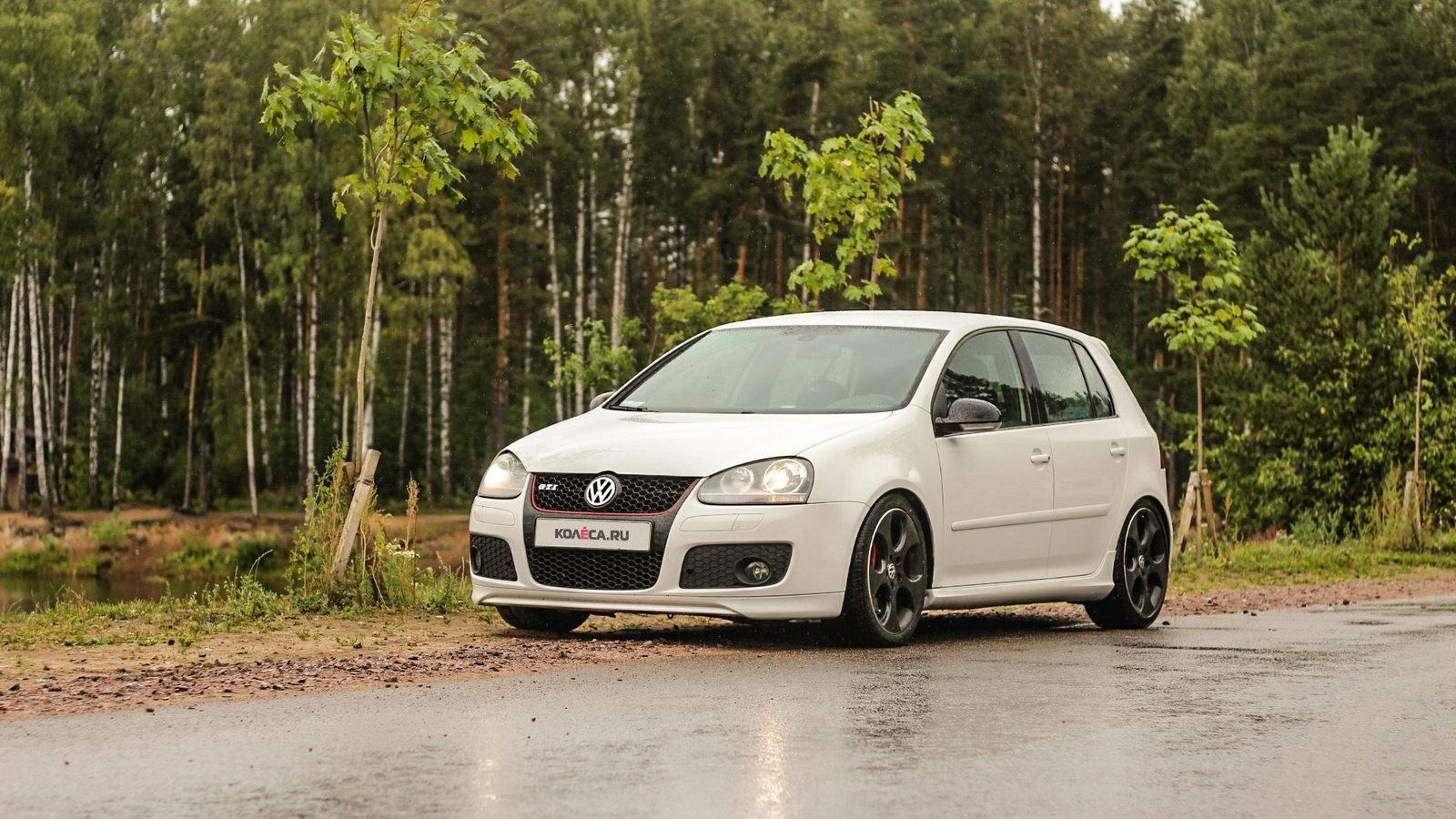 Volkswagen Golf GTI белый три четверти (2)
