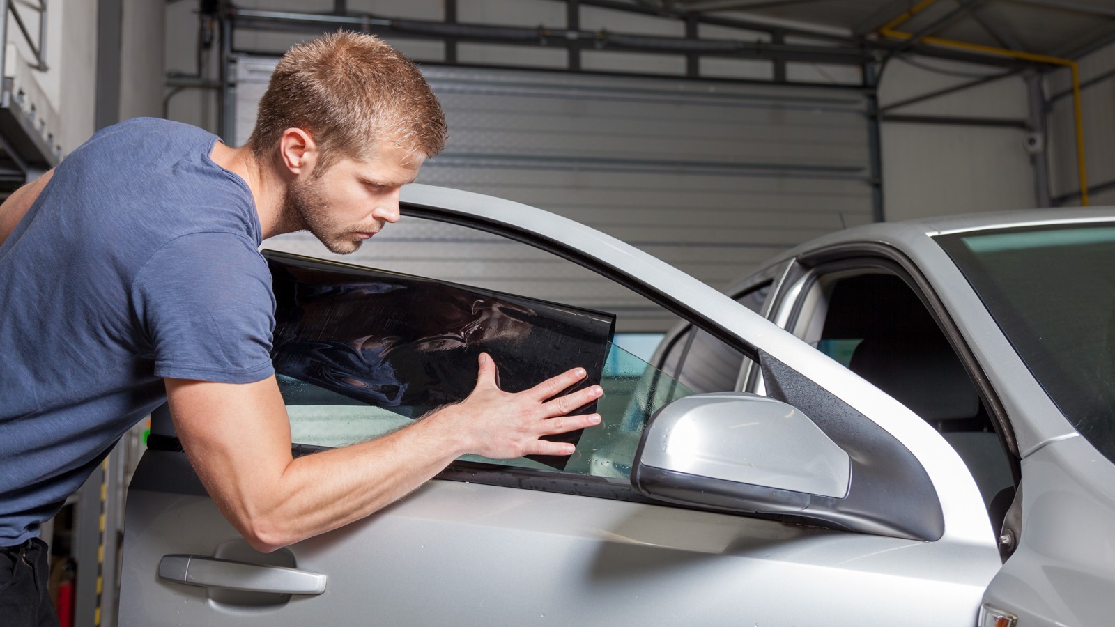 Applying tinting foil onto a car window