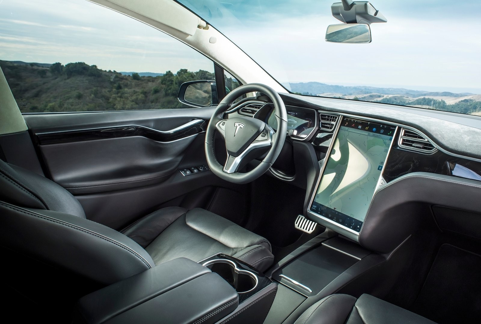 На фото: интерьер Tesla Model X