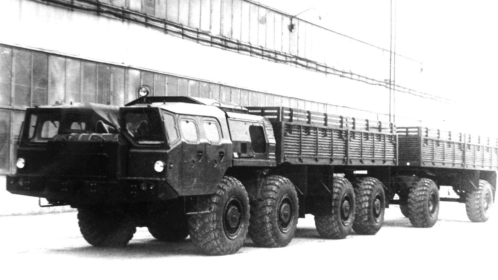 Бортовой автомобиль МАЗ-7911 «Оплот-А» с прицепом МАЗ-8950