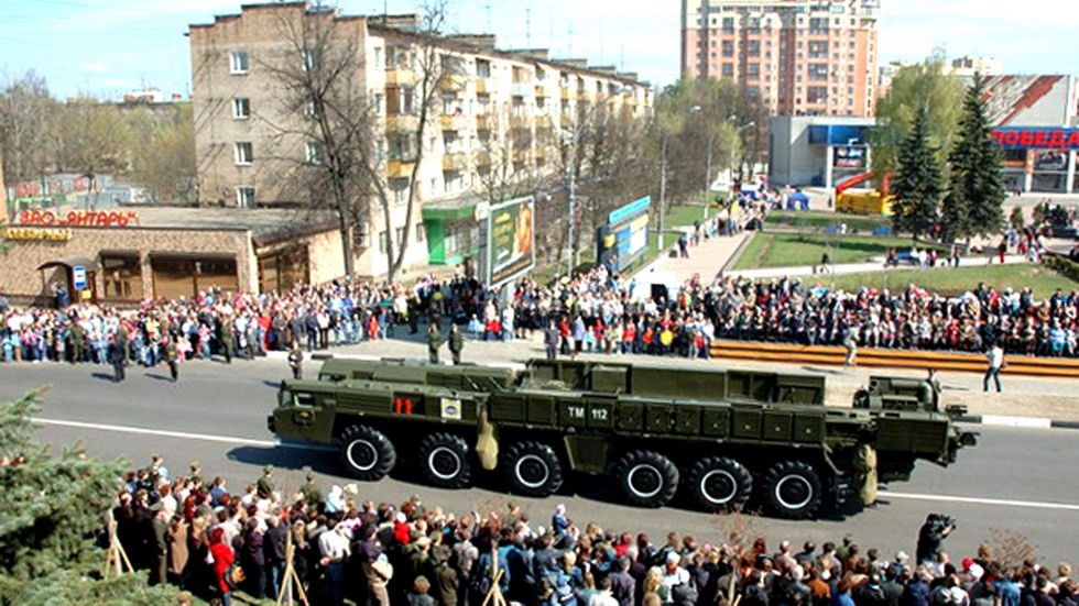 Транспортно-перегрузочная машина комплекса А-135 на параде в подмосковном городе Пушкино (фото А. Липчанского)