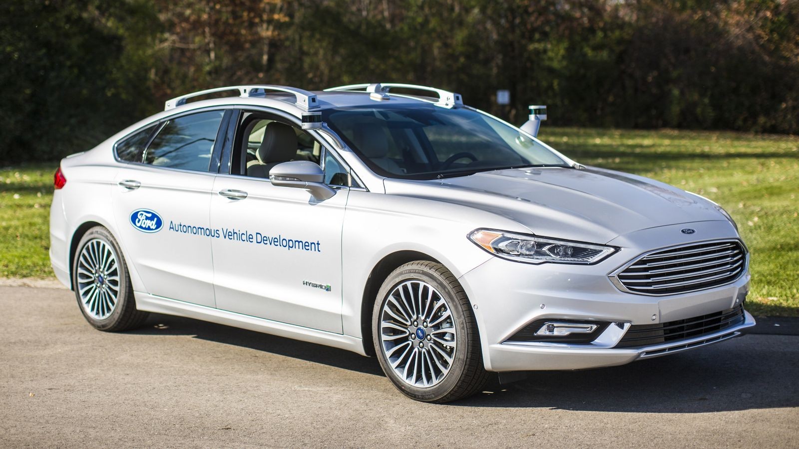 Беспилотные седаны Ford Fusion Hybrid уже несколько лет проходят испытания, но какой будет серийная модель без руля и педалей, пока можно только гадать.
