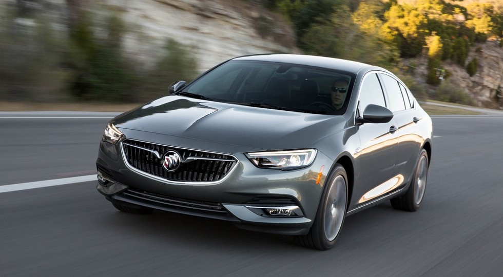 На фото: стандартный лифтбек Buick Regal