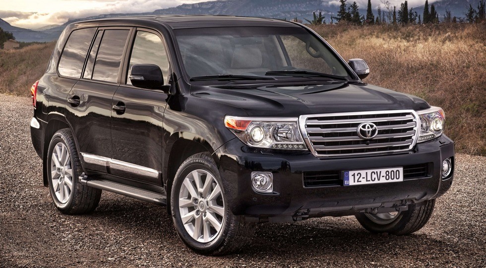 На фото: Toyota Land Cruiser 200'2015