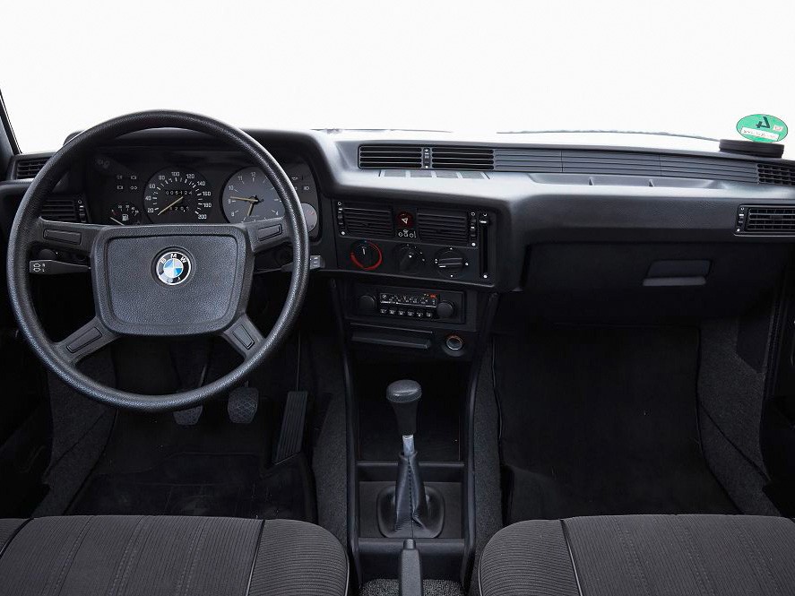 Трёшка бьет шестёрку: сравниваем ВАЗ-2106 и BMW 3 series E21