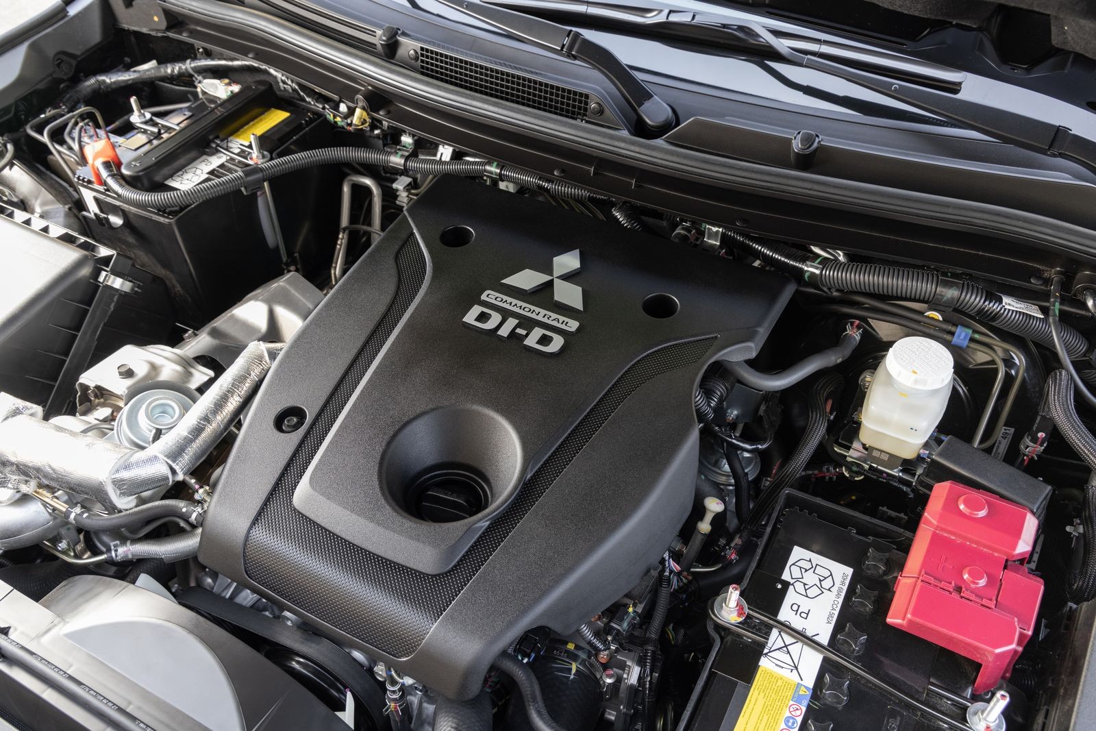 Цифровые приборы и багажник с сервоприводом: тест нового Mitsubishi Pajero Sport