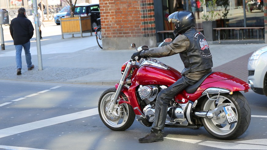 Новый штраф для мотоциклистов: им хотят запретить ехать параллельно с другими ТС в одной полосе