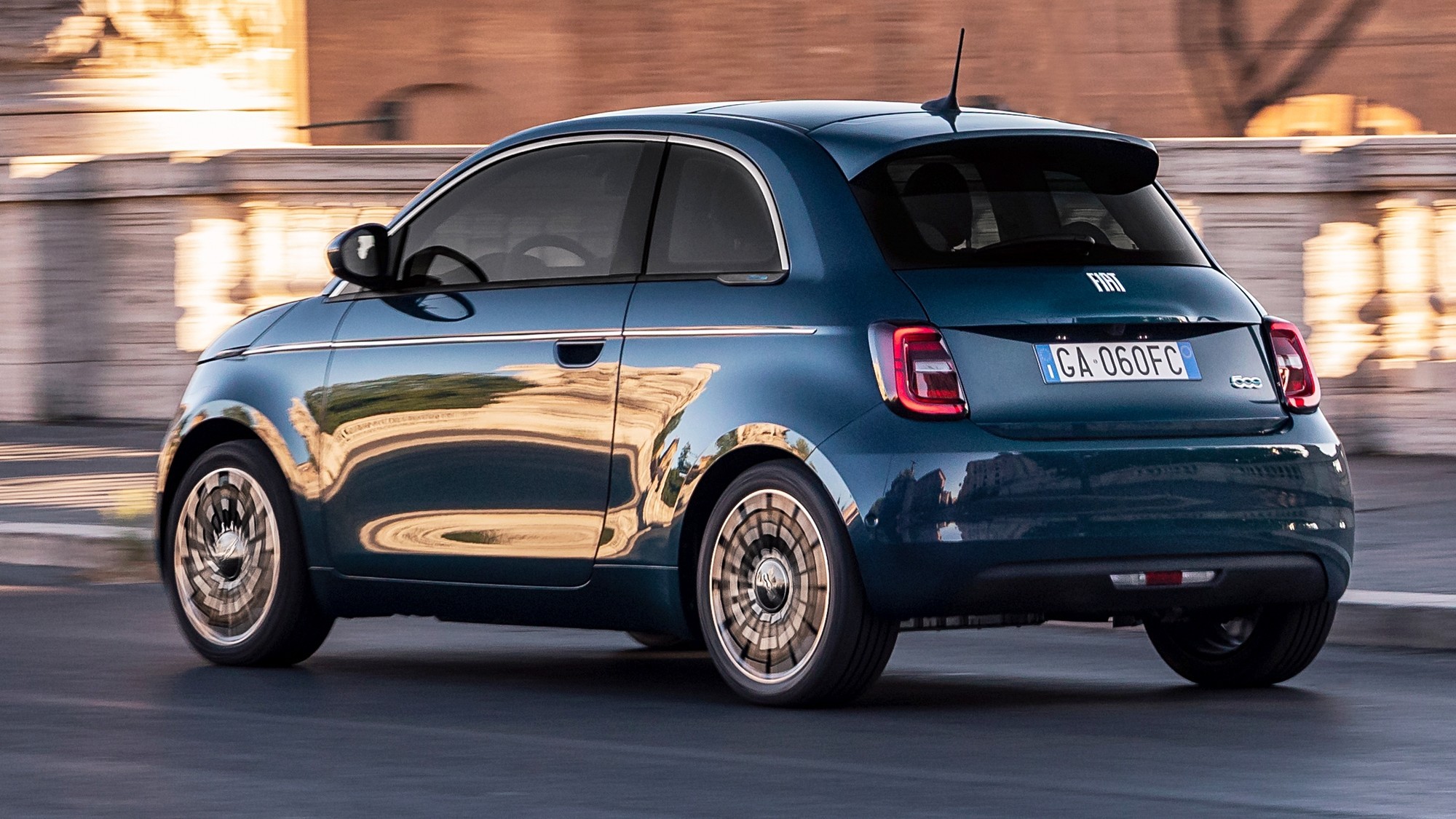 Практичная асимметрия: новый Fiat 500 получит дополнительную боковую дверь