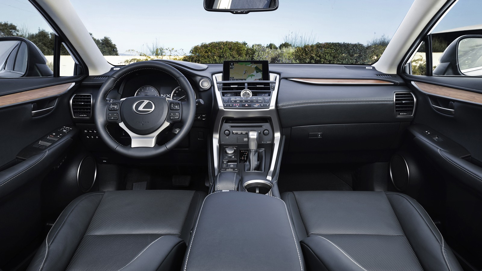 На фото: интерьер Lexus NX