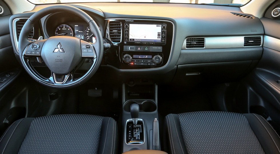 На фото: интерьер нынешнего Mitsubishi Outlander