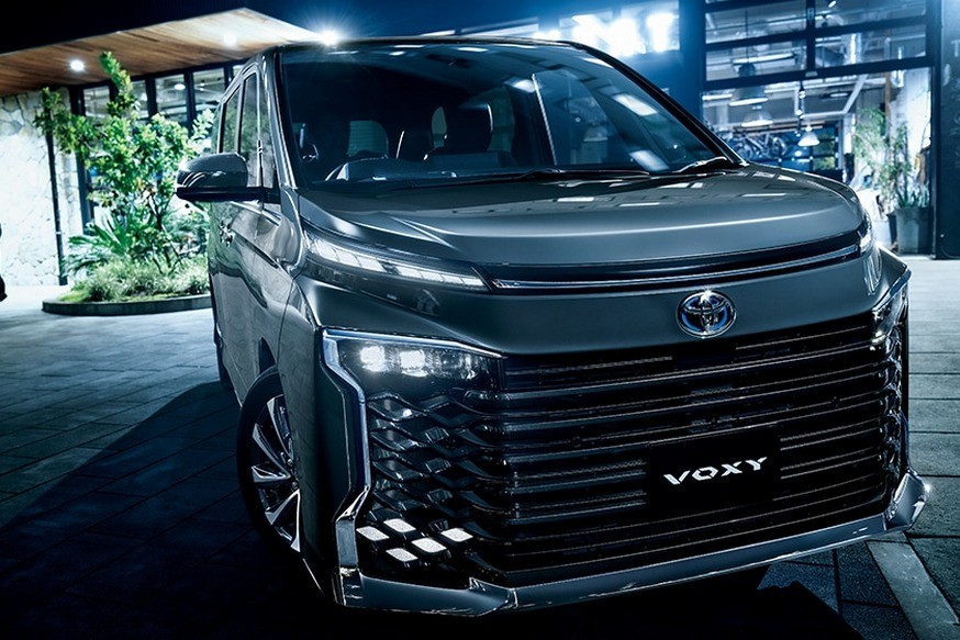 Минивэны Toyota Noah и Voxy перешли в новое поколение, не взяв с собой самого богатого брата