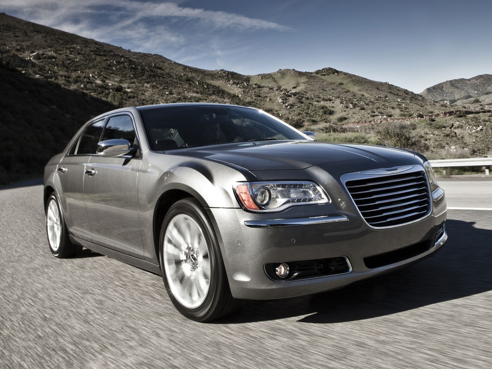 Еще харизматичный, еще не гнилой: стоит ли покупать Chrysler 300C II за 1,3 миллиона рублей