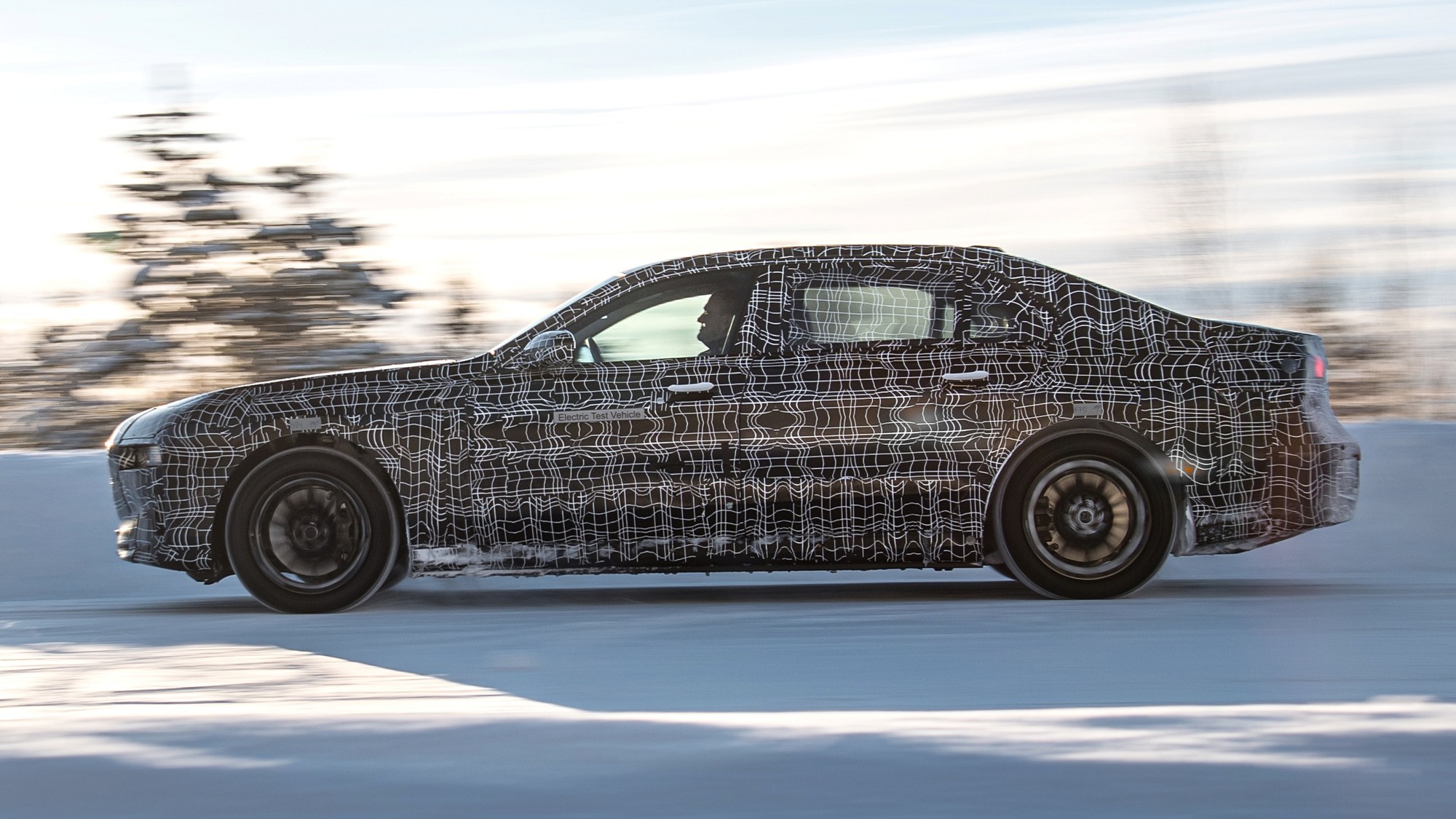 Электрический флагман BMW i7: «нормальные» пропорции и необычная «оптика»