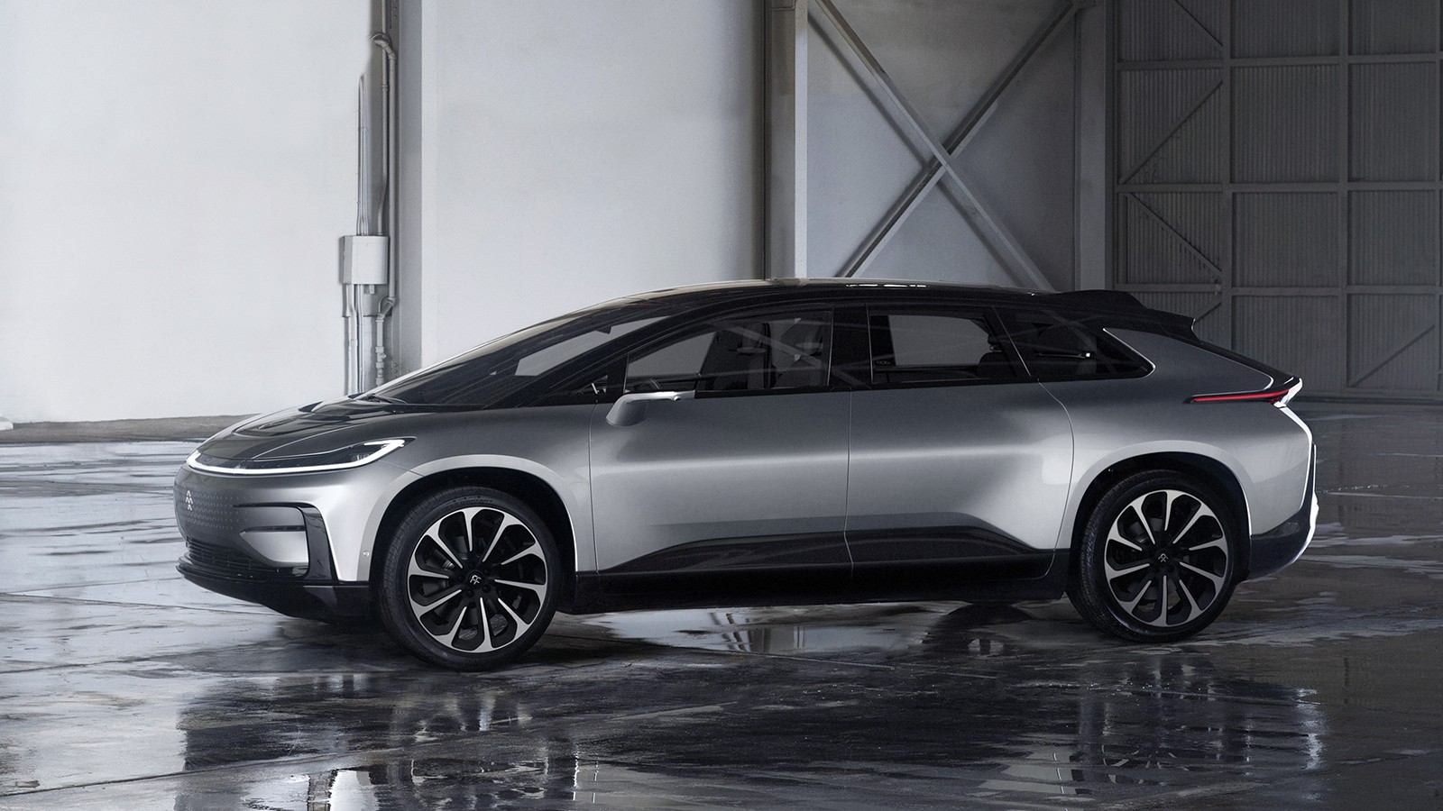 На фото: FF 91. Электрокар Faraday Future оснащается 783-киловаттной установкой, которая разгоняет автомобиль до 96 км/ч за 2.39 секунды