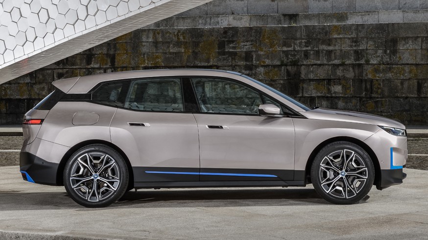 Новый флагман BMW: до сотни меньше чем за 5 секунд, а «суперноздри» сами избавятся от царапин