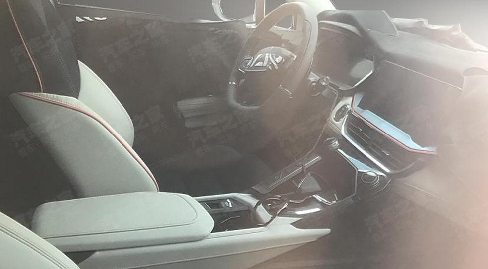 Новый кроссовер Geely и Volvo отличился от старших братьев салоном