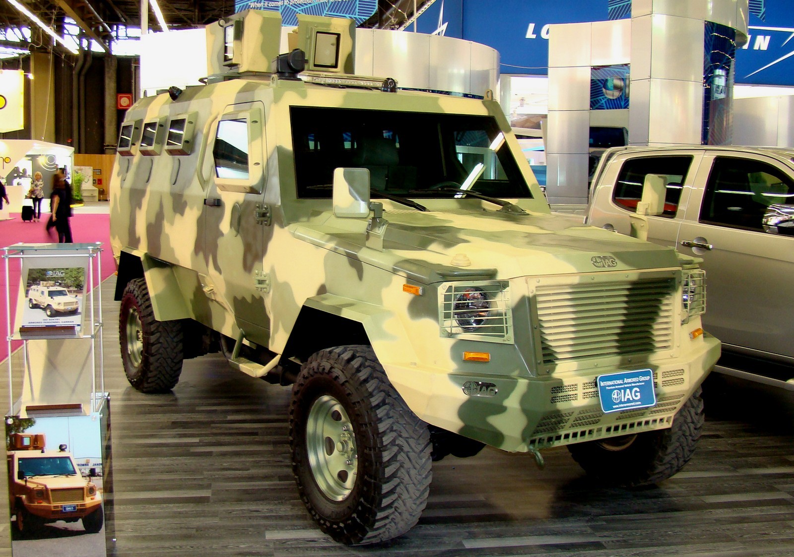 Легкий БТР Sentry с 8-местным бронекорпусом и башенной надстройкой