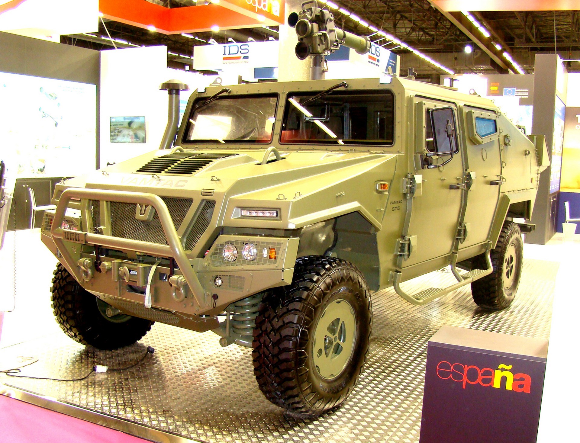 Испанская многоцелевая машина Uro Vamtac ST5 с закрытым кузовом