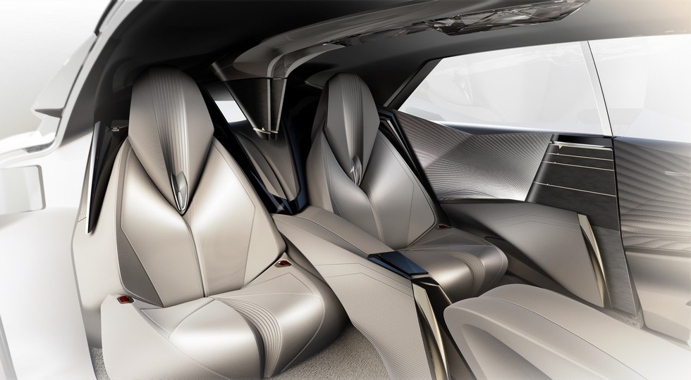 Купеобразный кроссовер DS: 680 л.с., 2,8 секунды до «сотни» и солома в салоне