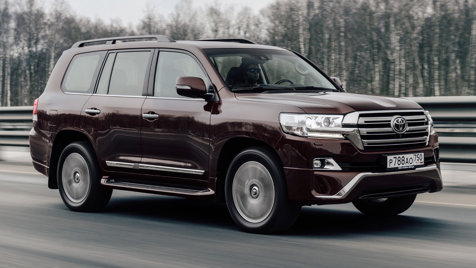 На фото: Toyota Land Cruiser 200