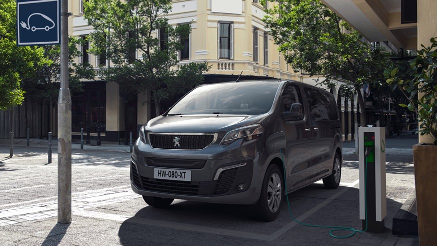 Peugeot выводит на рынок e-Traveller: две версии батареи, три варианта длины, до 9 мест в салоне