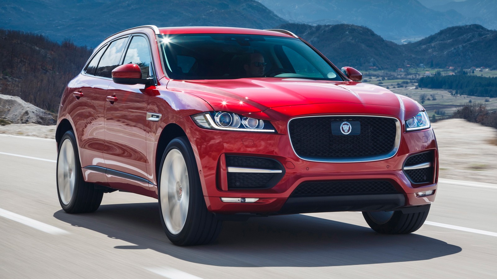На фото: Всемирный автомобиль года-2017 Jaguar F-Pace