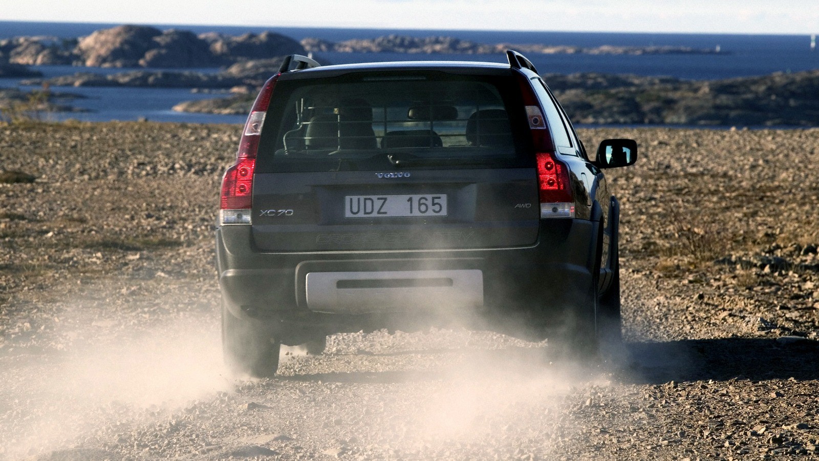 Volvo XC70 на ходу вид сзади