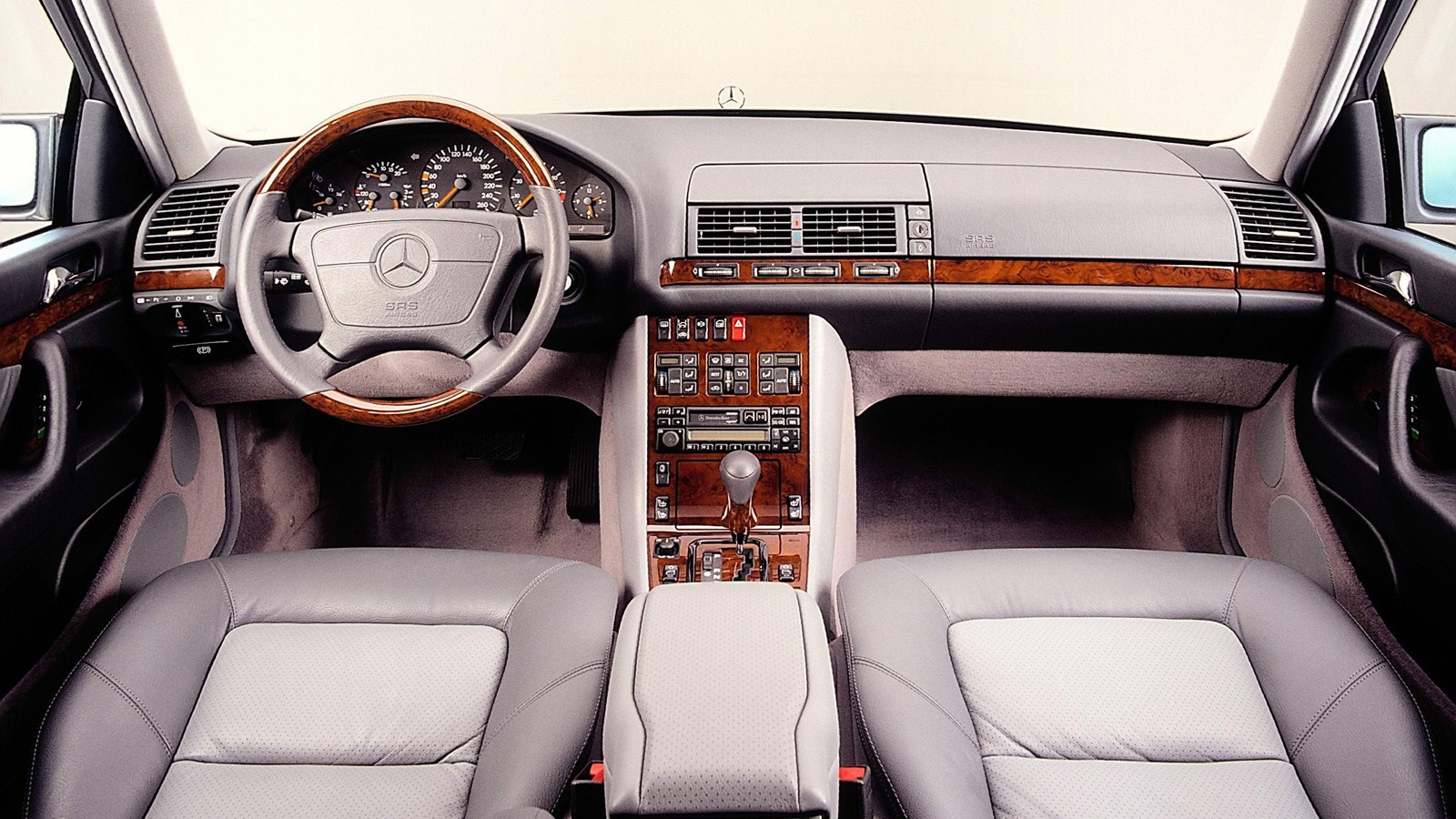 На фото: Mercedes-Benz S-Class Limousine (W140) 