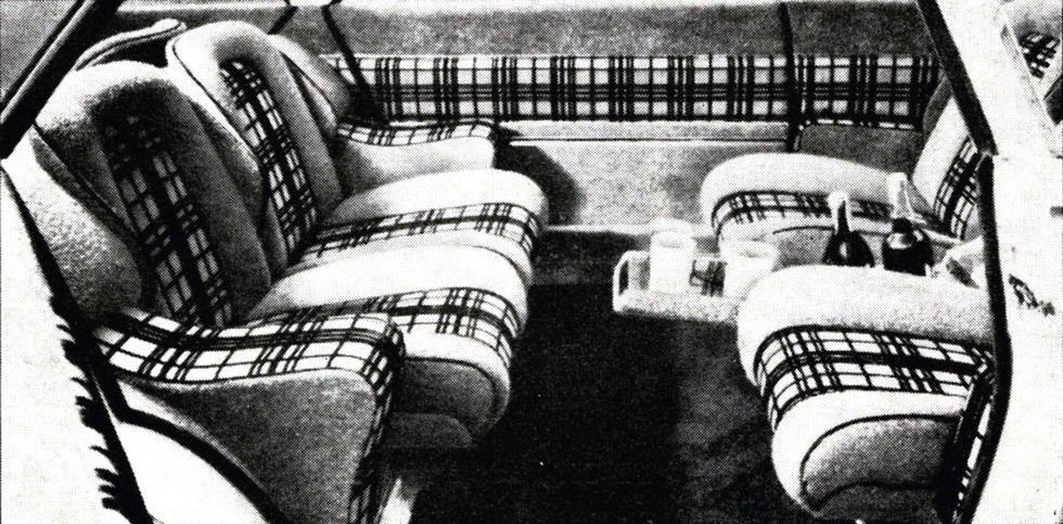 Луиджи Сегрэ — четырехместный салон с мягкими креслами и баром