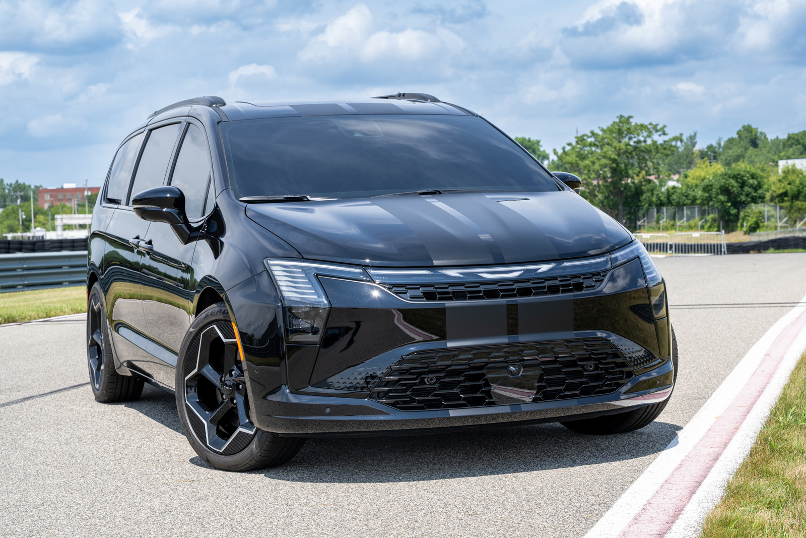 Stellantis подготовил пару концептов на базе обновлённого минивэна Chrysler Pacifica