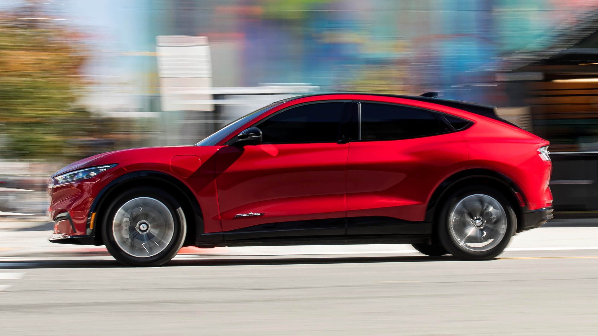 Ford втрое увеличит выпуск Mustang Mach-E, а электрический Explorer задерживается