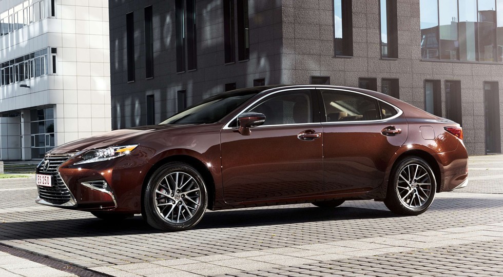 На фото: Lexus ES