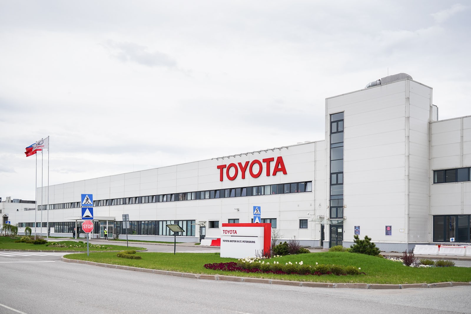 Борьба с пандемией продолжается: завод Toyota в Санкт-Петербурге выпустил тысячи масок и щитков