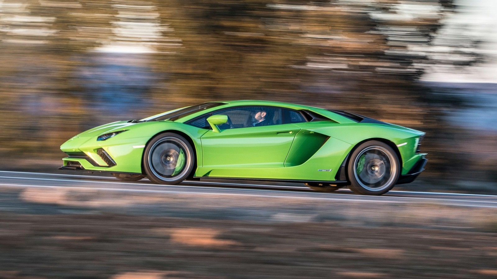 Отпустил газ – заглох: в России отзывают суперкары Lamborghini Aventador