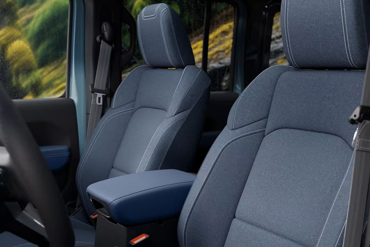 Салон спецверсий Jeep Wrangler и Gladiator Rockslide одели в джинсы АВТО