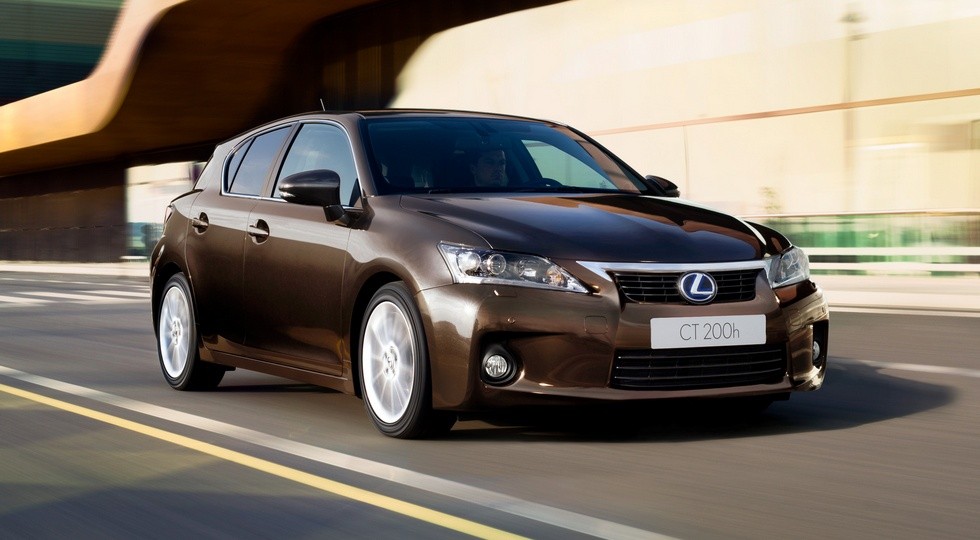 На фото: Lexus CT 200h