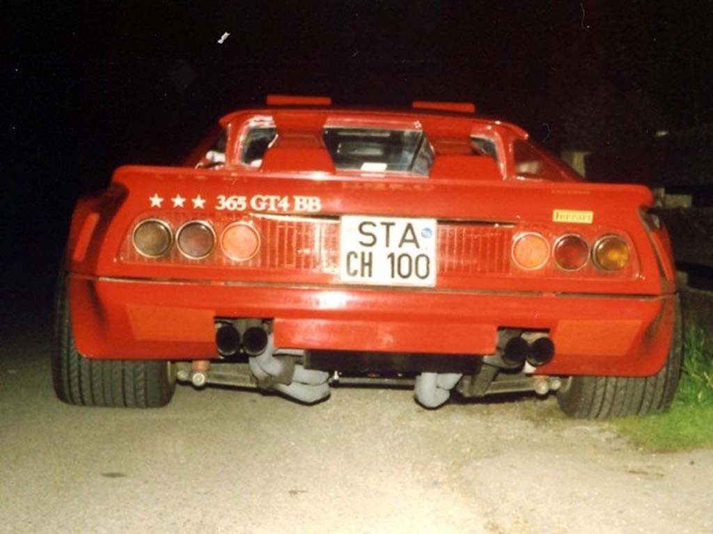 Корма той самой Ferrari, на которой ездил Кёниг. Обратите внимание на ширину задних колёс