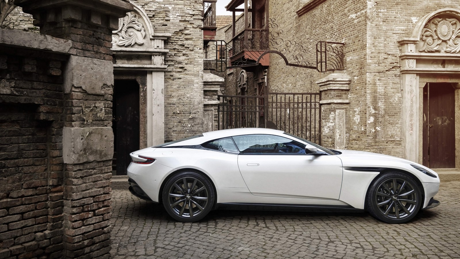 aston_martin_db11_v8_1