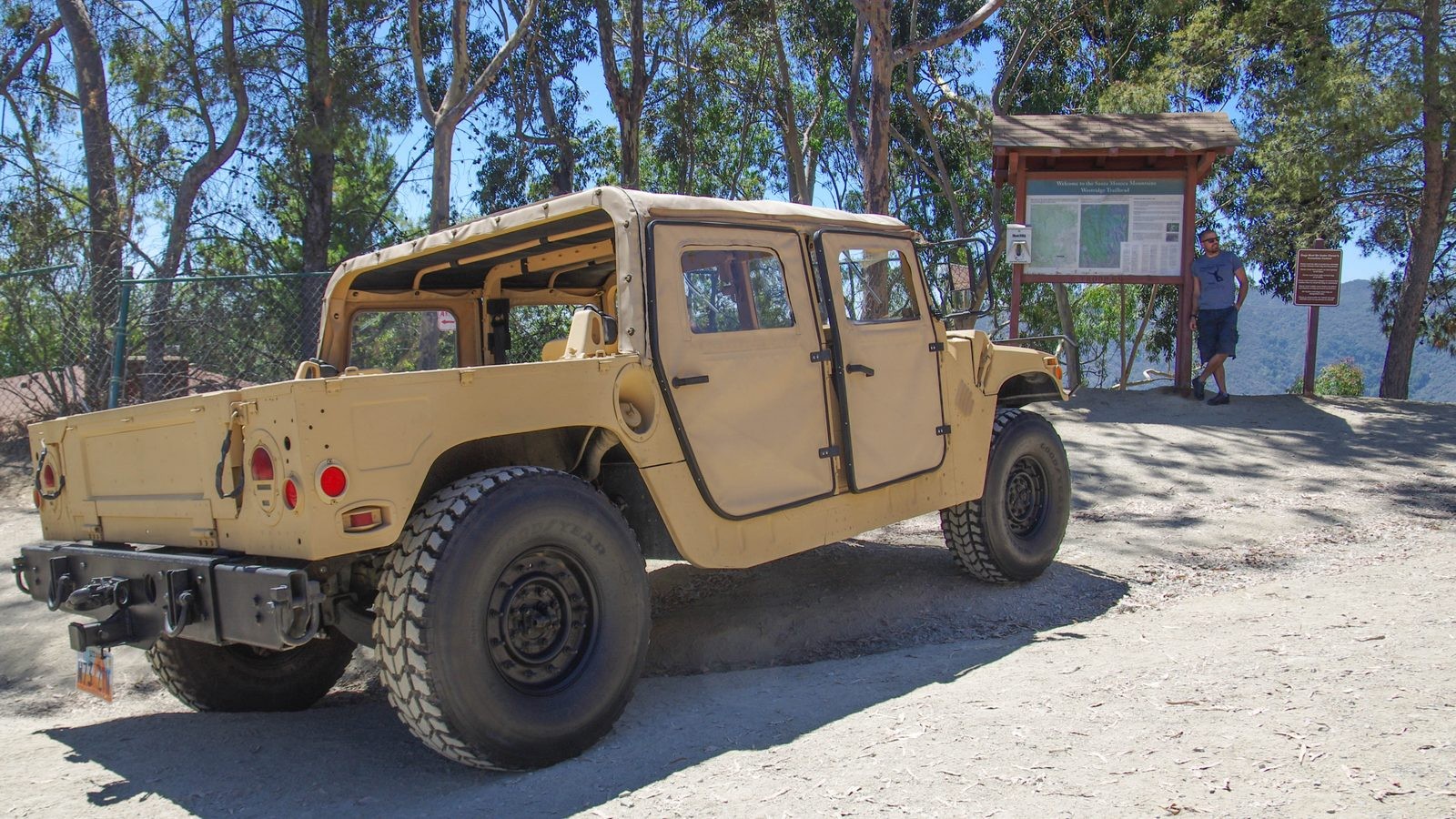 Hummer AM General HMMWV M998 сзади (5)